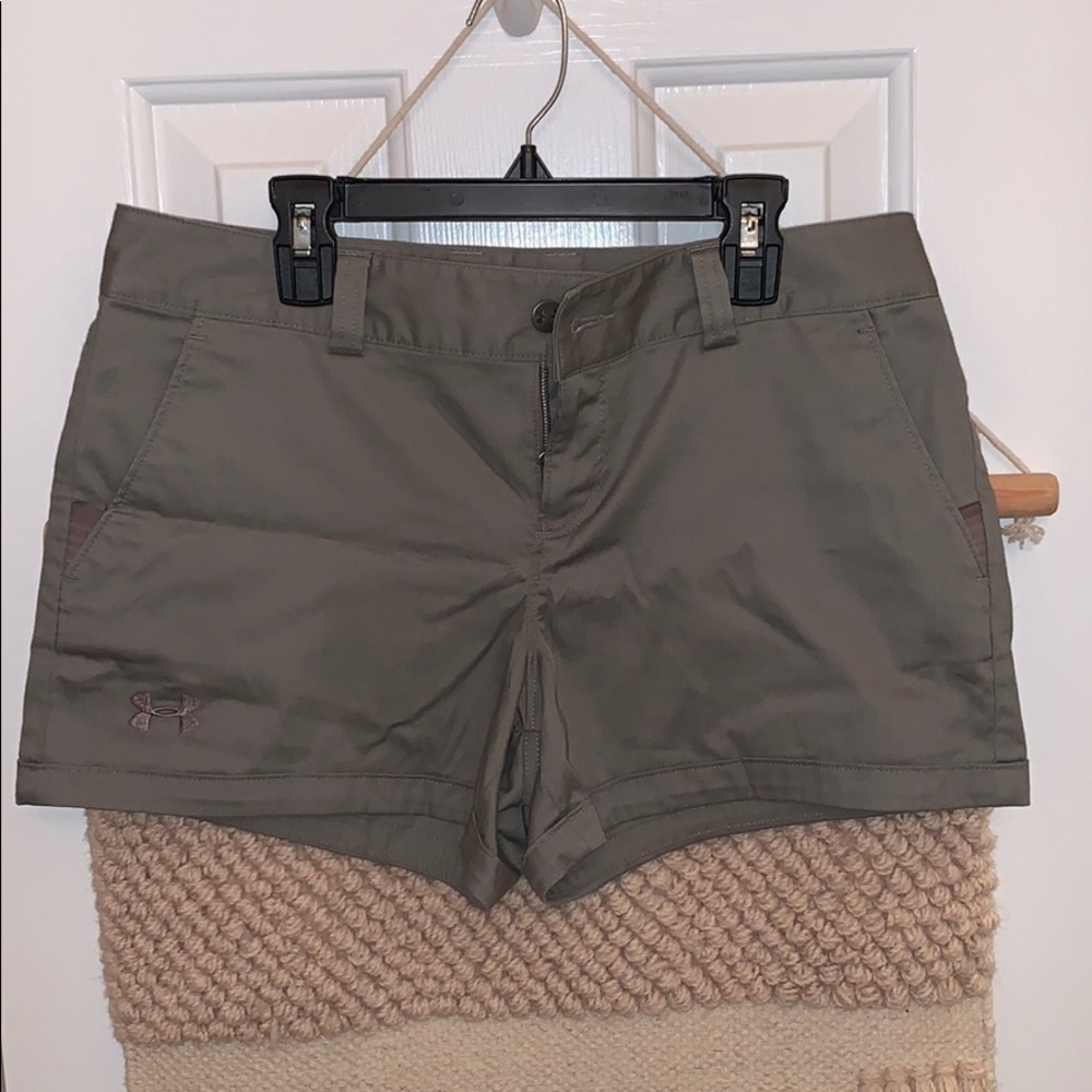 UnderArmour size 4 Golf Shorts